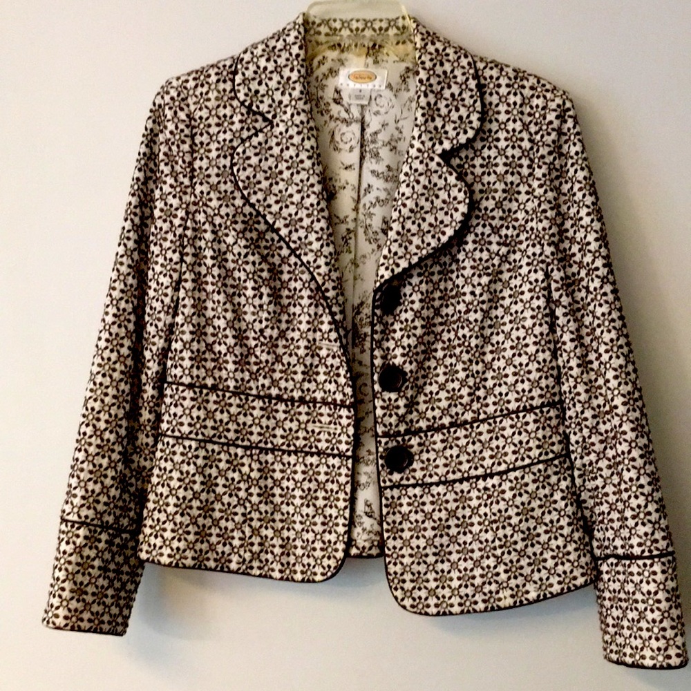 Blazer. Eyelet fabric & trimmed in piping. Lined.